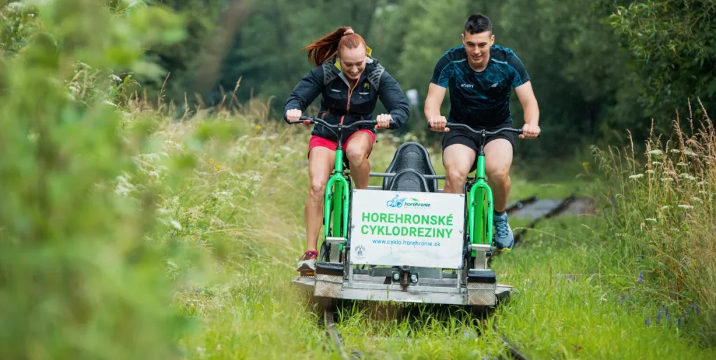 Návštevníci na Horehronských cyklodrezinách na historickej železničnej trati