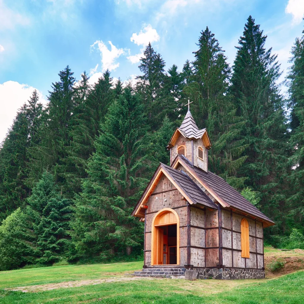 Drevené exponáty a náučný chodník v Lesníckom skanzene Vydrovská dolina