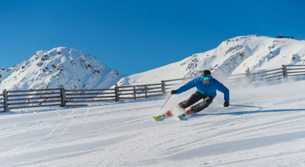 Lyžiar na upravenej zjazdovke v lyžiarskom stredisku Jasná Nízke Tatry pod Chopkom