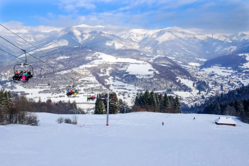 Sedačková lanovka a panoráma Nízkych Tatier v stredisku Mýto pod Ďumbierom