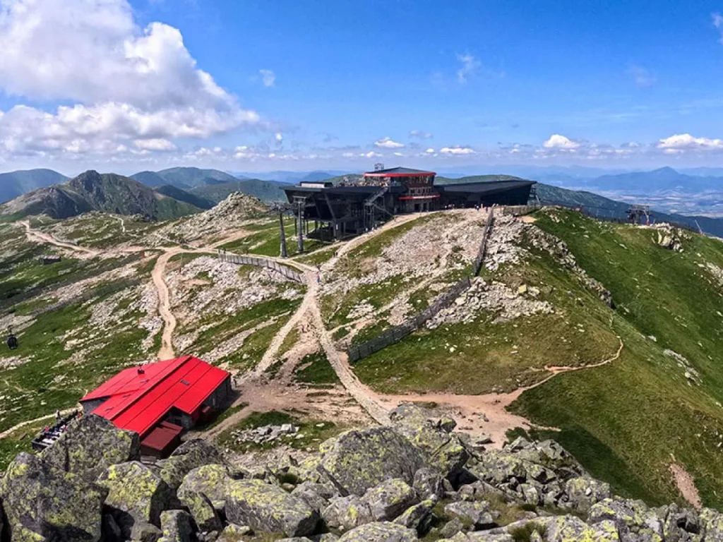 Vrchol Chopku s rotundou a hornou stanicou lanovky v Nízkych Tatrách