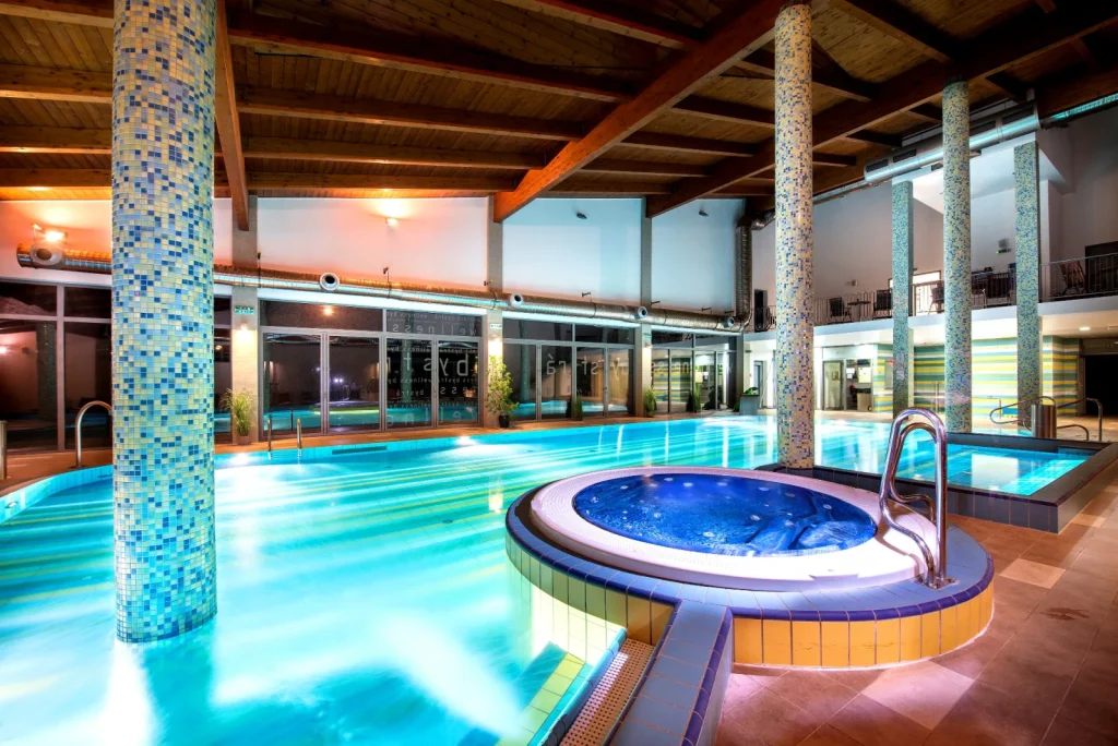 Interiér wellness centra Hotela Bystrá s bazénom a vírivkou